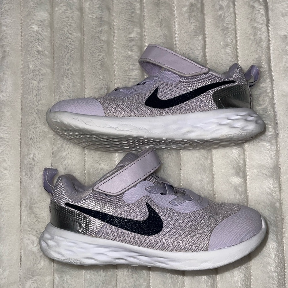 Nike Kids Sneakers in Light Purple and Black